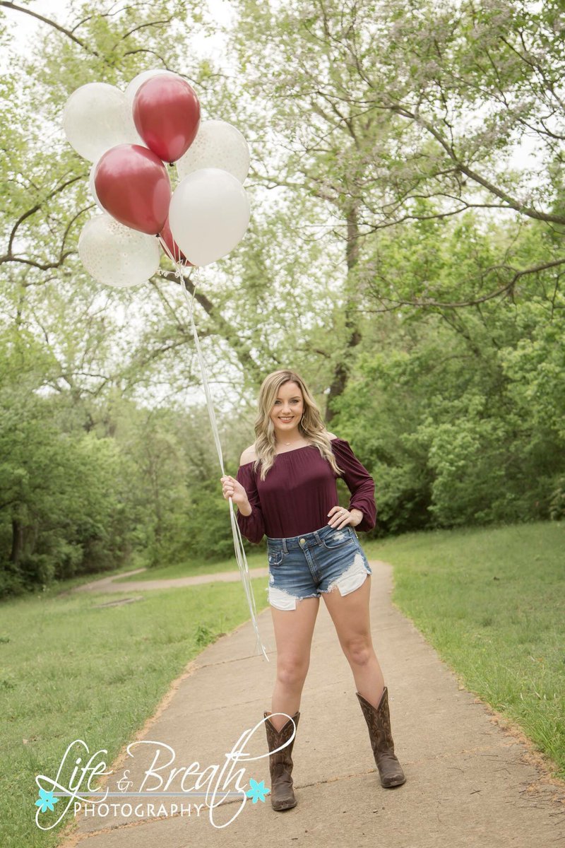 LifeandBreathTX's tweet photo. Miss Bri...she’s gonna change the world.  Watch out!  #roundrockseniorphotographer #pflugervilleseniorphotographer #georgetownseniorphotographer #pinkconfetti https://t.co/f9BryWuNPP