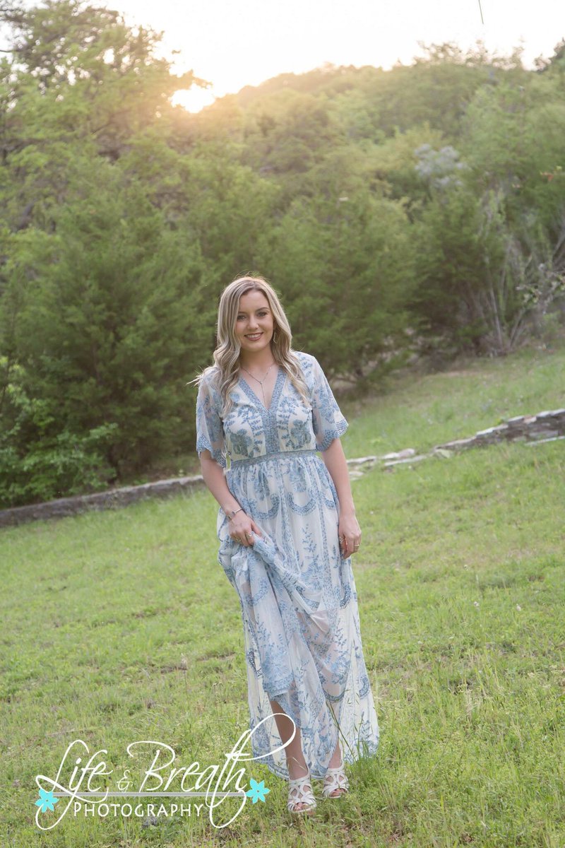LifeandBreathTX's tweet photo. Miss Bri...she’s gonna change the world.  Watch out!  #roundrockseniorphotographer #pflugervilleseniorphotographer #georgetownseniorphotographer #pinkconfetti https://t.co/f9BryWuNPP