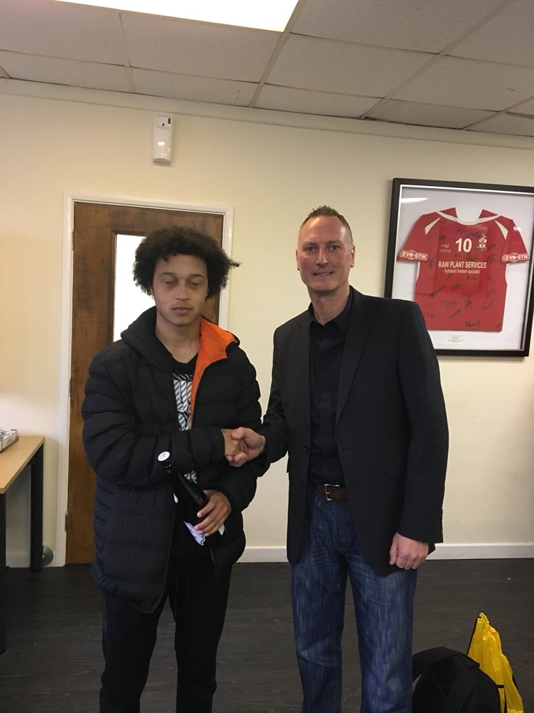 RedditchUtd's tweet photo. Todayโs matchday sponsors (DAG Financial Sponsors) with their chosen man of the match Jordan Mills. Thank you for your ongoing support #RedsWeek https://t.co/OLspdiHsPH