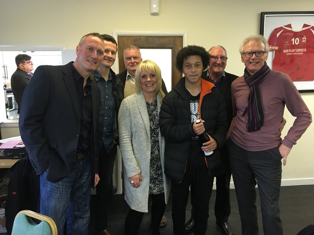 RedditchUtd's tweet photo. Todayโs matchday sponsors (DAG Financial Sponsors) with their chosen man of the match Jordan Mills. Thank you for your ongoing support #RedsWeek https://t.co/OLspdiHsPH