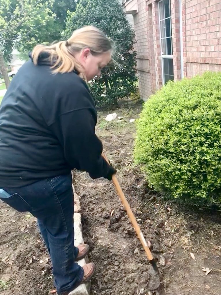 BeltonPolice's tweet photo. The cold weather was no match for #TeamBPD! We had an incredible time partnering with the Belton Youth Advisory Commission and members of our community for our annual One Community One Day Volunteer Project! https://t.co/f4ycdZ7XL0