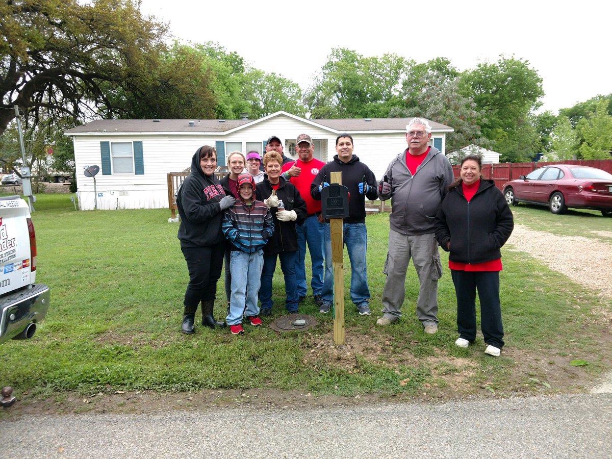 BeltonPolice's tweet photo. The cold weather was no match for #TeamBPD! We had an incredible time partnering with the Belton Youth Advisory Commission and members of our community for our annual One Community One Day Volunteer Project! https://t.co/ciW0oGggHb