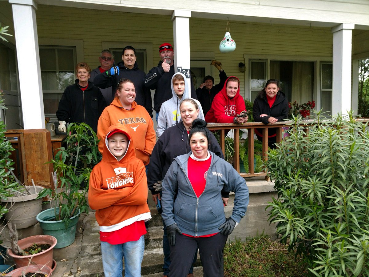 BeltonPolice's tweet photo. The cold weather was no match for #TeamBPD! We had an incredible time partnering with the Belton Youth Advisory Commission and members of our community for our annual One Community One Day Volunteer Project! https://t.co/ciW0oGggHb