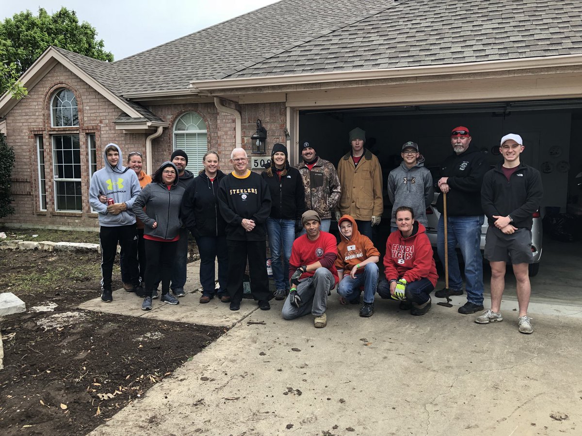 BeltonPolice's tweet photo. The cold weather was no match for #TeamBPD! We had an incredible time partnering with the Belton Youth Advisory Commission and members of our community for our annual One Community One Day Volunteer Project! https://t.co/ciW0oGggHb