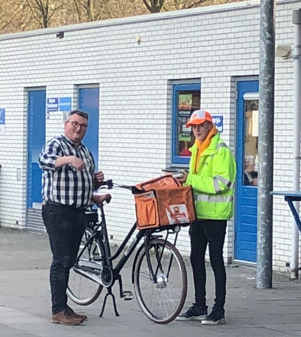 Gezelligheid na de gewonnen wedstrijd van het 1e tegen Pr.Bernard (4-0)....gelukkig hebben we De Leeuwsnacks nog voor "fast" voedsel.