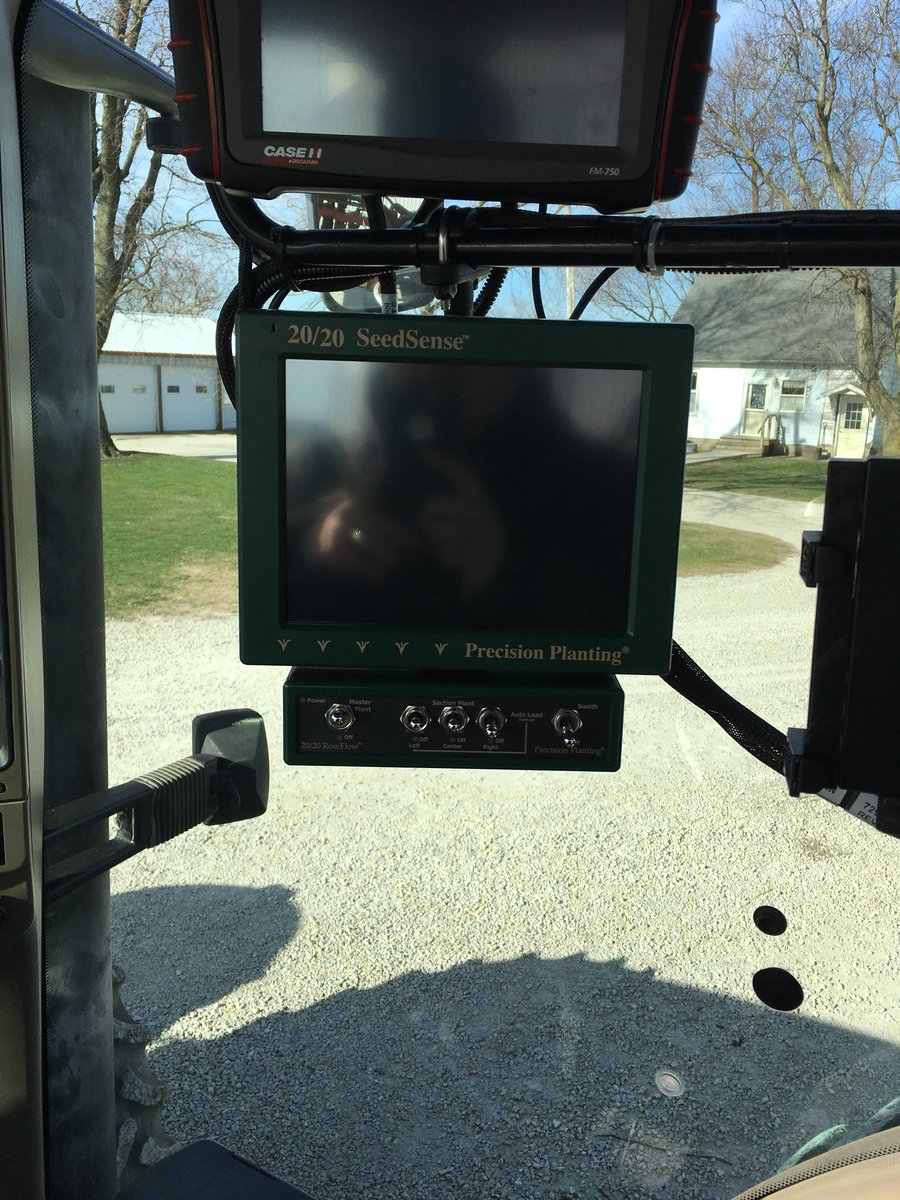 HeerenAg's tweet photo. Another @precision_plant #vset #vdrive installation complete. Now if the weather would only cooperate!#plant18 https://t.co/BqofQyylEJ