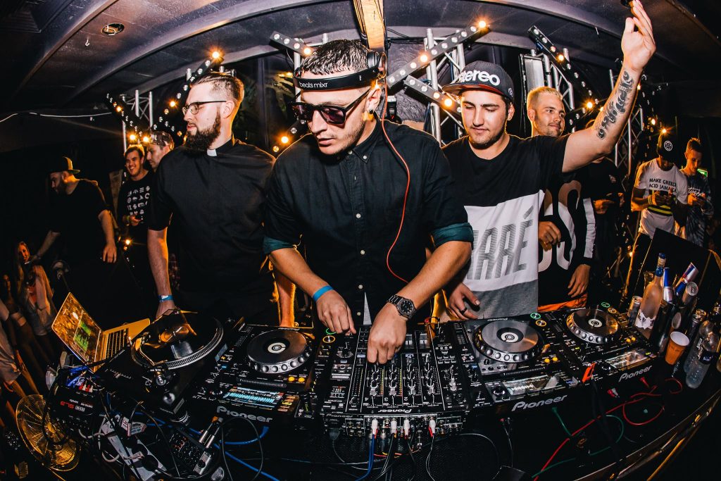 RUNTHETRAP's tweet photo. .@Jauzofficial + @djsnake's "Gassed Up" is going to destroy your weekend 🔥🔥

🎧 Listen Now ⬇️
https://t.co/v2zLBhJ8Rx #runthetrap https://t.co/i4IeQzHsWm