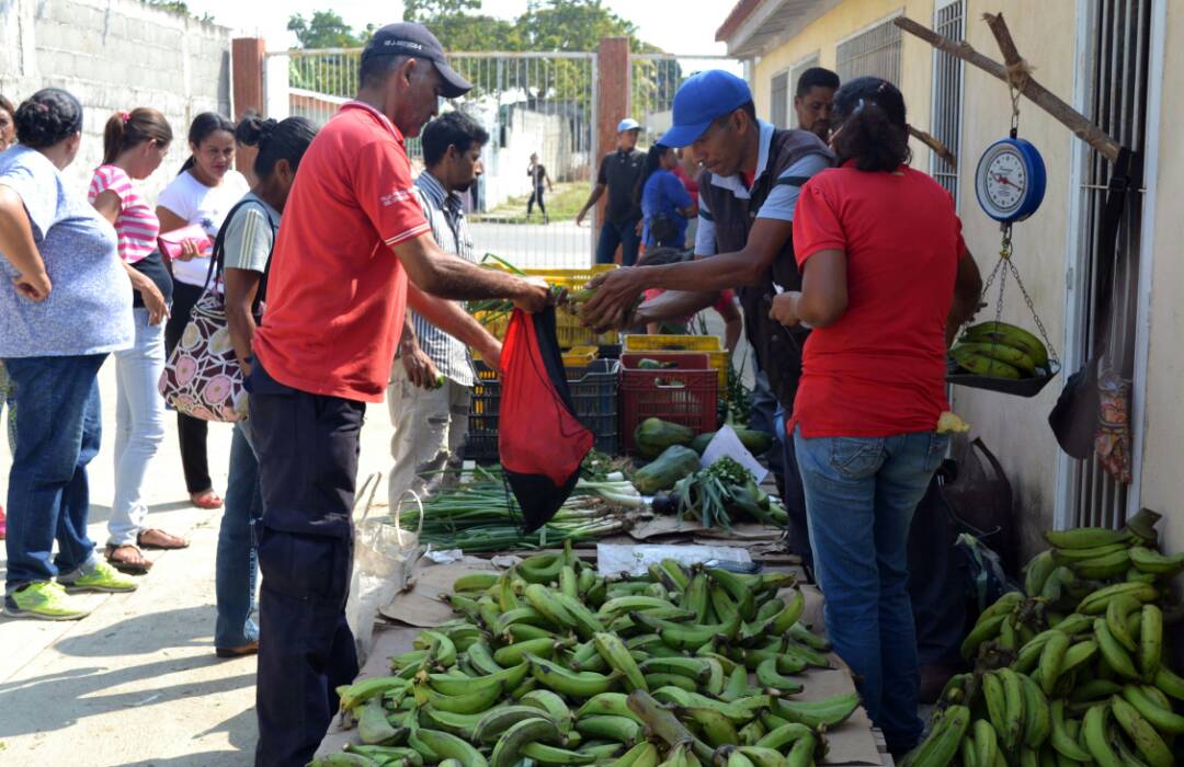 Yosmarypsuv's tweet photo. continuamos con la feria de las hortalizas en #LaTrinidad donde el pueblo adquiere productos a bajos precios. trabajamos por amor a nuestra gente @NicolasMaduro y @JULIOLEONYARA #JuntosPodemosMas https://t.co/aMGr1GmUrD