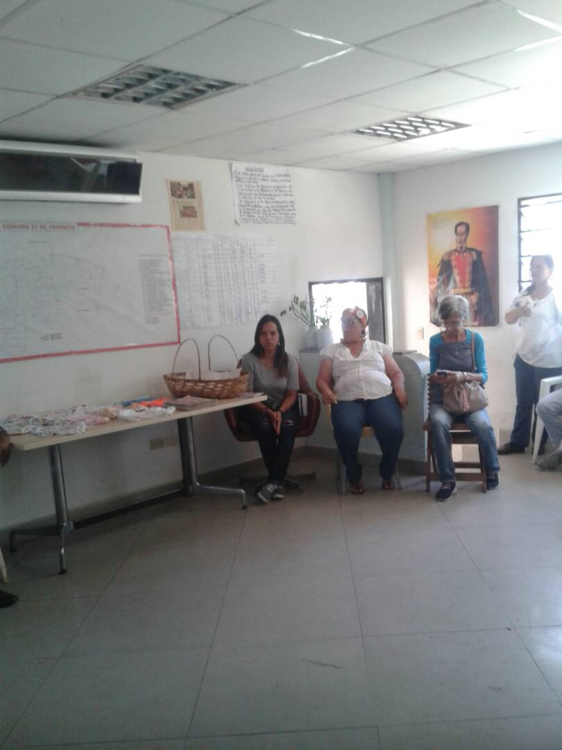 comuna27FyT's tweet photo. Visita de la Viceministra de Formación de Comunas Gabriela Perez a la Casa Comunal 27 de Febrero, Reunión con Comuneros, Productores, Frente Panadero y Textil, chequeando los procesos formativos asi como el reimpulso del Nucleo de Formacion Comunal @HectoRodriguez https://t.co/E5E2vjsRPR
