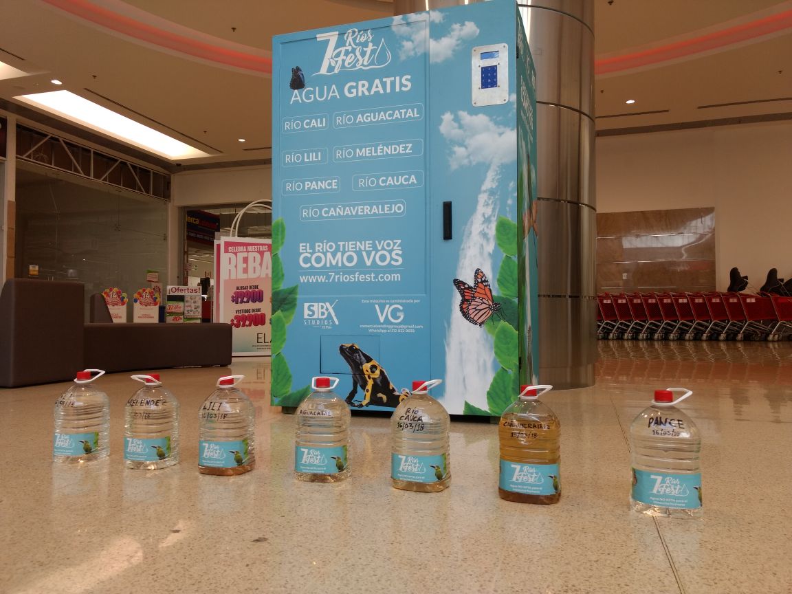 7RiosFest's tweet photo. #ElRíoTieneVozComoVos
Nuestra Máquina del água ya esta en el @LaEstacionCaliO con #água de nuestros #7Rios y saber si Tu te la tomarías? 
Y enterate de todo lo que sucedera en el #7RíosFest desde el 17 al 20 de Mayo . Www.7riosfest
Com 
¡Te esperamos! 
@EnterateCali https://t.co/xoRLkmK4R8