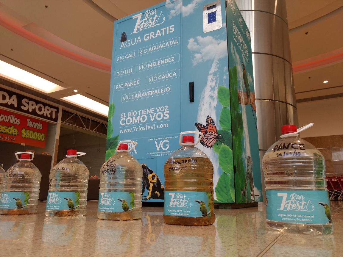 7RiosFest's tweet photo. #ElRíoTieneVozComoVos
Nuestra Máquina del água ya esta en el @LaEstacionCaliO con #água de nuestros #7Rios y saber si Tu te la tomarías? 
Y enterate de todo lo que sucedera en el #7RíosFest desde el 17 al 20 de Mayo . Www.7riosfest
Com 
¡Te esperamos! 
@EnterateCali https://t.co/xoRLkmK4R8