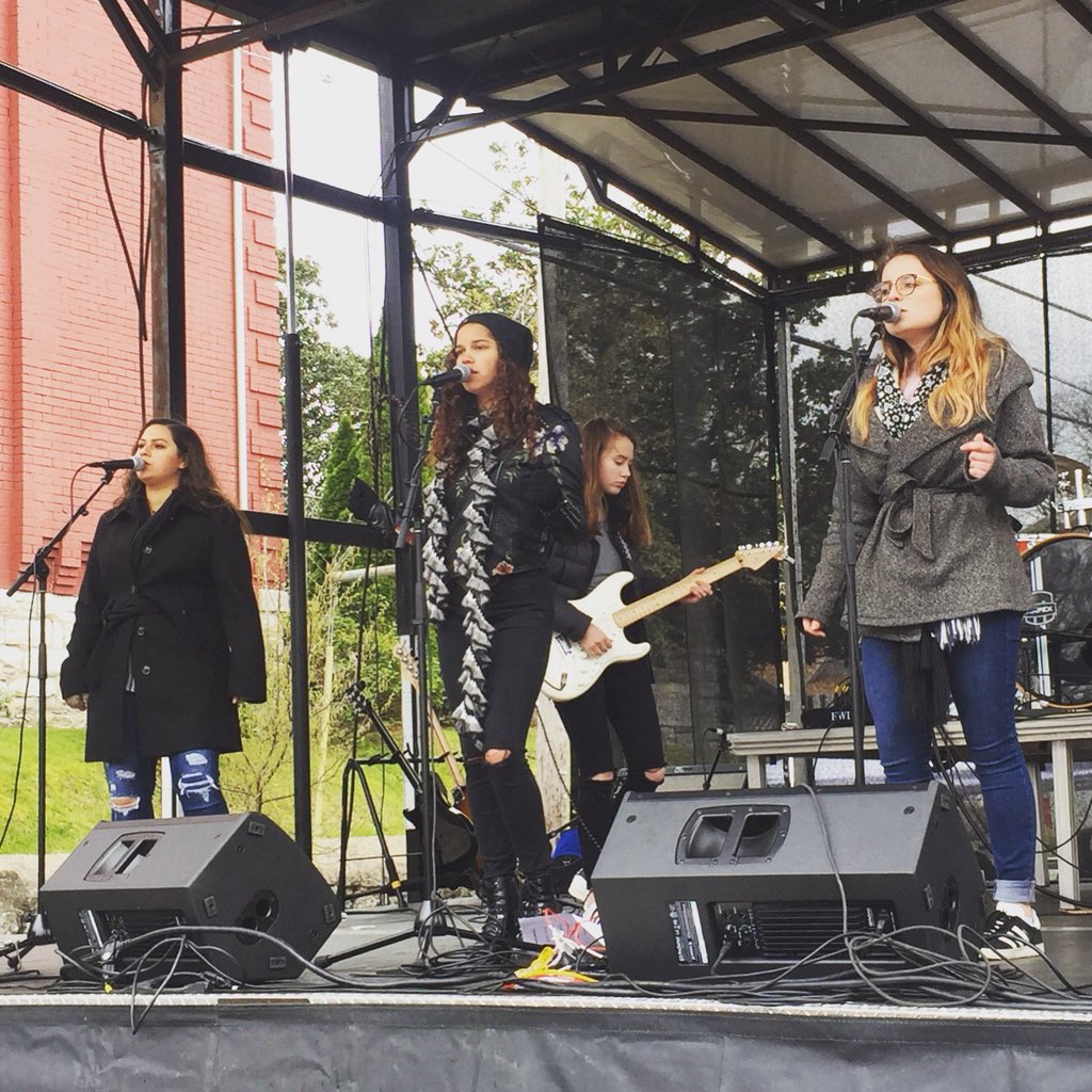 EdgehillRocks's tweet photo. Some of the lovely ladies of Nashville School of Rock playing some classic tunes despite this unexpectedly chilly weather! Rock on ladies! 🙆‍♀️🤘 https://t.co/tz1fFhDaol