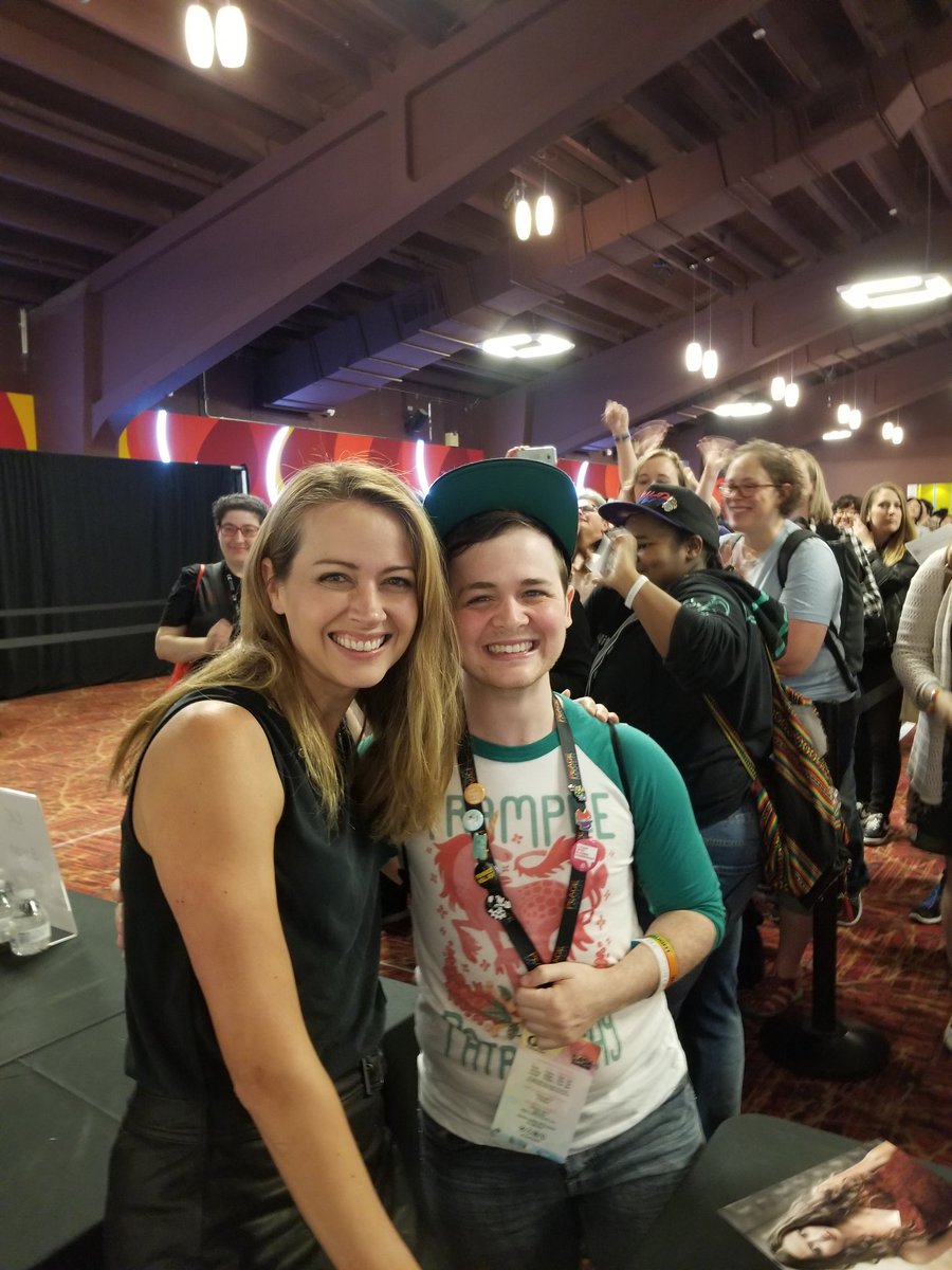 iamacatM30W's tweet photo. I just got to meet @AmyAcker! Oh my gosh she's so sweet! 😻 
#ClexaCon2018 #SecondInLine #SoHappy https://t.co/AKa83qlVDN