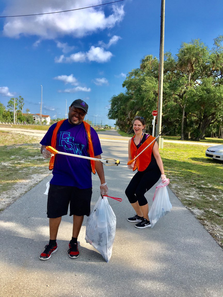 FSWCollege's tweet photo. #FSWStudents on the Collier Campus made their contribution to the Great American Clean-Up today by picking up 12 bags of trash from Henderson Creek for @recyclekcb β»οΈπ #FSWServes #NaplesFlorida https://t.co/LdnCjwV2sy