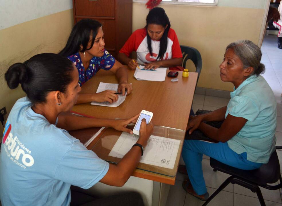 Yosmarypsuv's tweet photo. #Hoy llevamos a cabo en nuestro municipio una jornada especial de atención a discapacitados y parto humanizado donde con #Amor atendimos a quienes con la esperanza dibujada en su rostro se acercan y creen en las promesas de @NicolasMaduro https://t.co/h5IijMiW9d