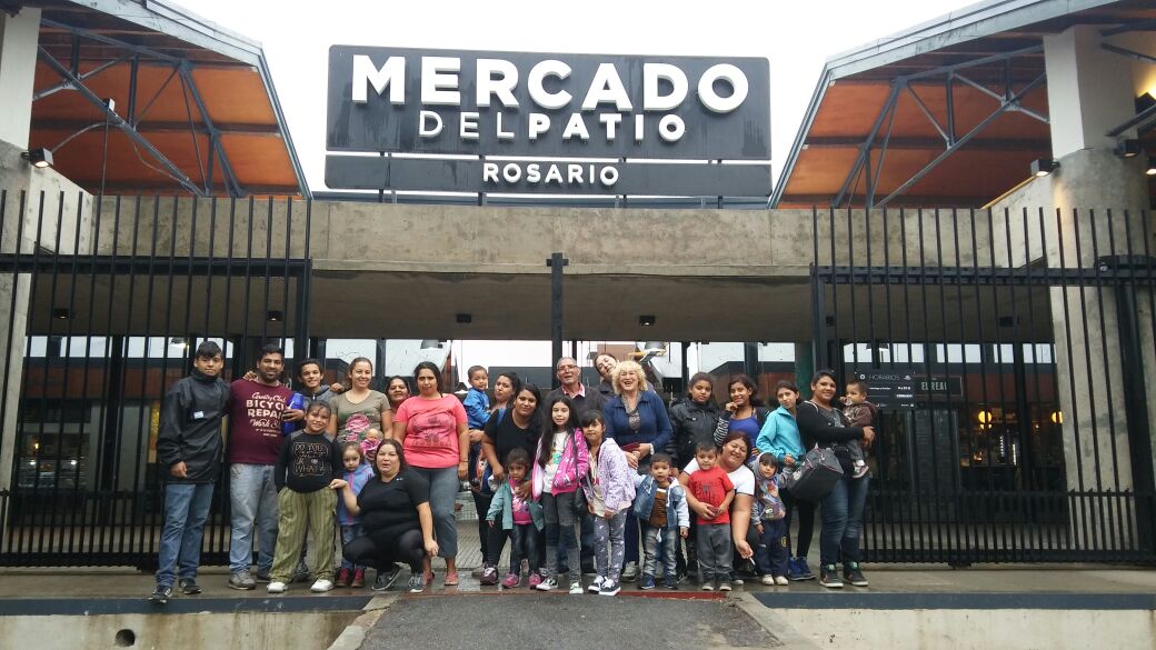 TurismoMR's tweet photo. La lluvia no para al programa social #Turistaenmiciudad: #Hoy integrantes de la Vecinal Amiga visitaron la Biblioteca Estrada, donde disfrutaron de una representación teatral sobre Alfonsina Storni, pasearon por el Barrio Echesortu y conocieron el @mercadodelpatio https://t.co/tchGM8QWiV
