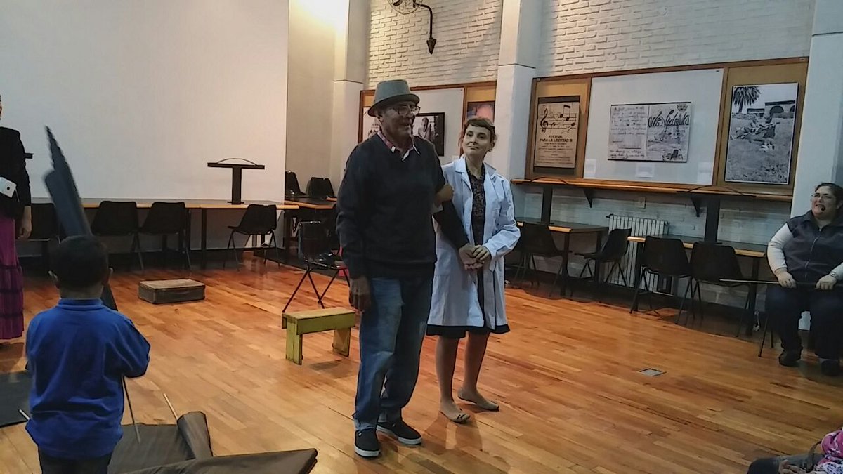 TurismoMR's tweet photo. La lluvia no para al programa social #Turistaenmiciudad: #Hoy integrantes de la Vecinal Amiga visitaron la Biblioteca Estrada, donde disfrutaron de una representación teatral sobre Alfonsina Storni, pasearon por el Barrio Echesortu y conocieron el @mercadodelpatio https://t.co/tchGM8QWiV
