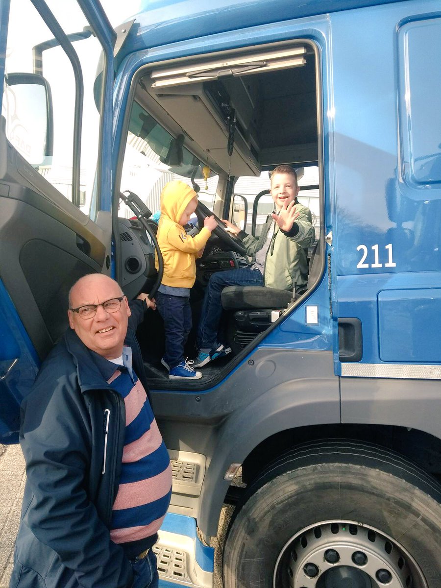 Vandaag reden we met 5 #Renewi wagens mee met de <a href="/TRSpijkenisse/">Truckrun Spijkenisse</a>.... een toertocht voor mensen met een verstandelijke beperking. Er is weer een hoop getoeterd, gezwaaid en gelachen. Wat mooi om dit te doen! #dankbaar #trots