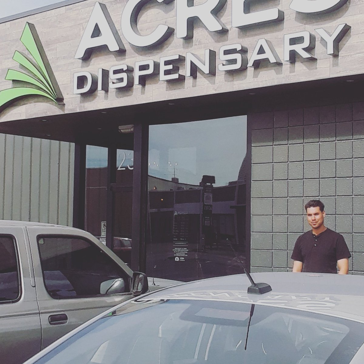 curry_tay's tweet photo. My homie sam at Acres Dispensary https://t.co/0Q1HSt5sNJ