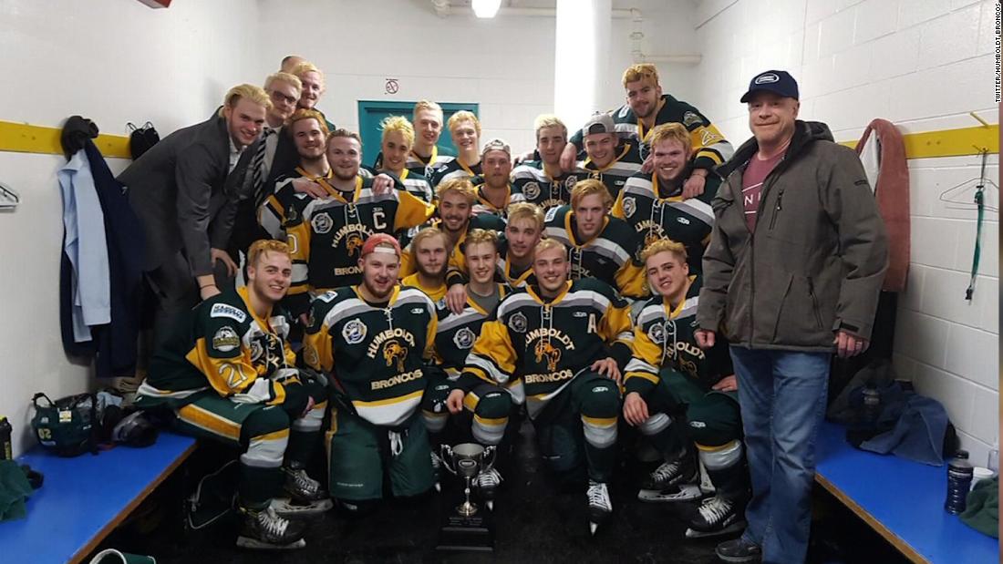 CNN's tweet photo. At least 14 killed in bus crash involving Canadian junior hockey team https://t.co/UyQAhQx7h5 https://t.co/5k2GgO0PIT