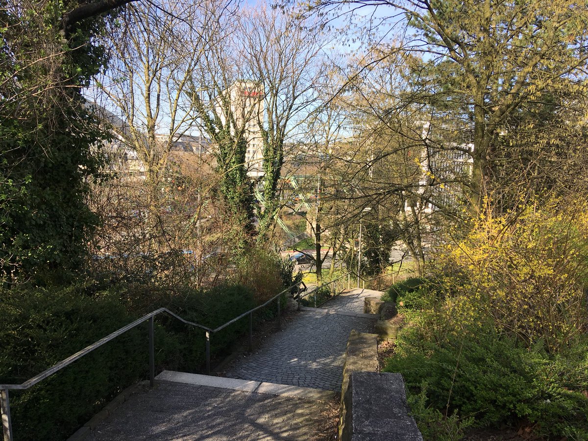 Es grünt so grün wenn Wuppertals schönste Ecken blühen. Oder so. 

(Treppe von der Schwimmoper zur Wupper hinab)