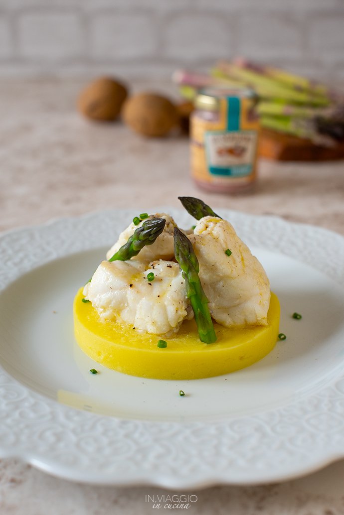 SilviaMusajo's tweet photo. Una rondine non fa primavera... Ma forse degli asparagi sì... Soprattutto insieme a dei teneri bocconcini di rana pescatrice e un purè di patate leggero:)
Qui la ricetta, e buona serata!  https://t.co/Um38hYTKdE https://t.co/joHtmFpcRS