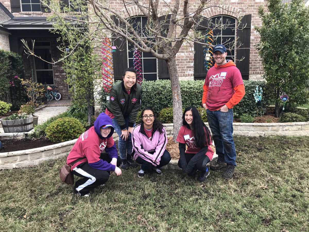 RikitaP_UTD's tweet photo. had a great time mulching, soiling and planting :) #doitfortheday https://t.co/CiQlTq8PqW