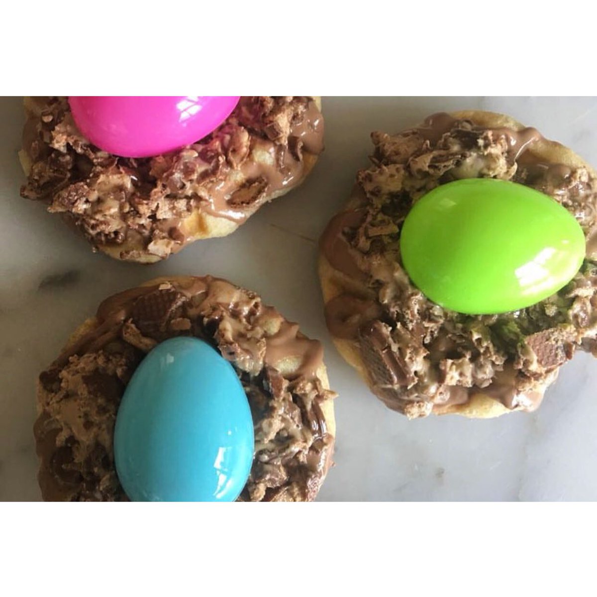 MarcheDumas's tweet photo. En #GOFFRETWAFFLES si encuentras un huevo de chocolate bajo el de color, llévate gratis otro waffle o galleta GRATIS!! https://t.co/Ae4YyEBdc8 https://t.co/Q9FzZRey2a