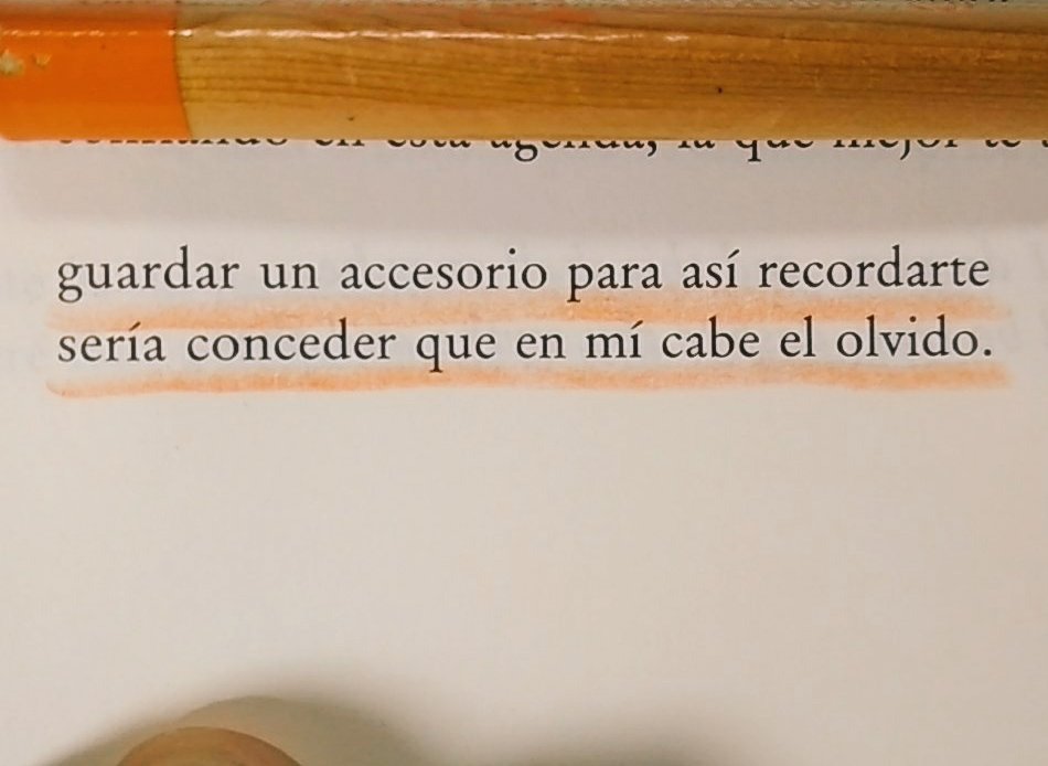 apatticus_finch's tweet photo. Sábado de Shakespeare y de accesorios inútiles. #lápiznaranja #PoesíaHiperión https://t.co/dPNoqsYZOj