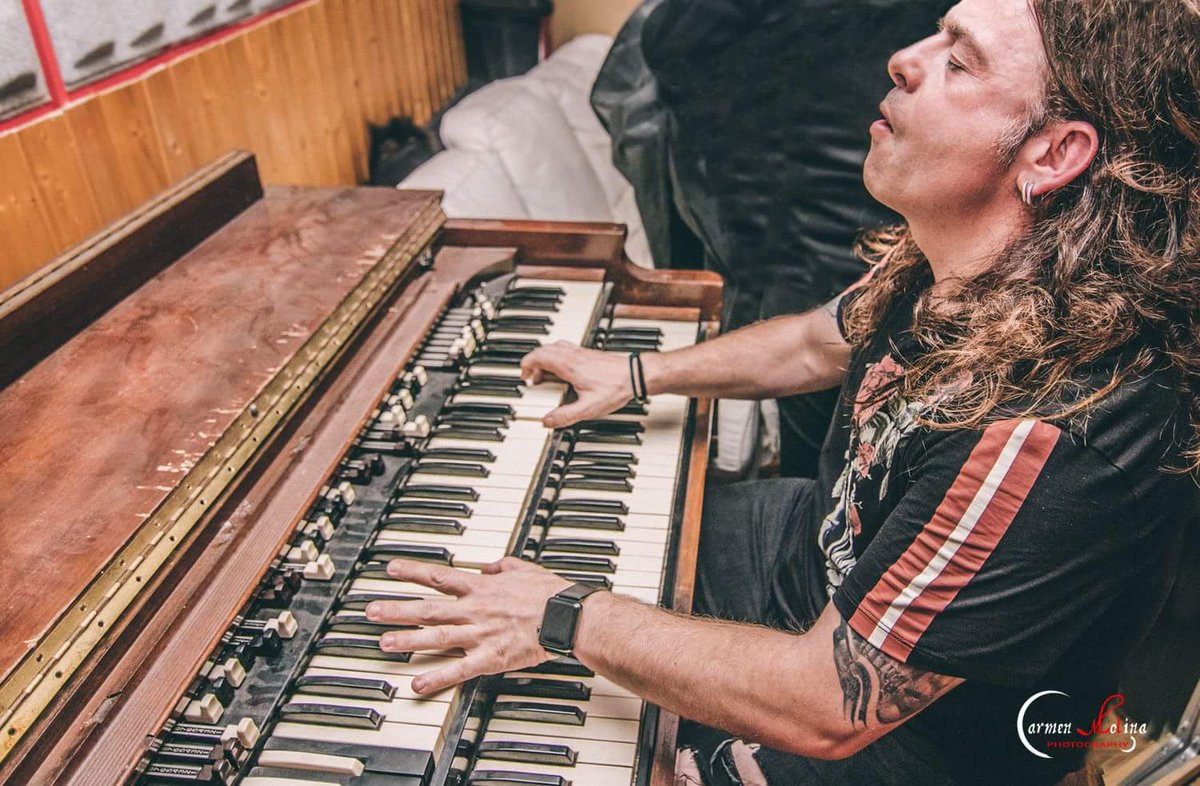 MedinaAzahara_'s tweet image. Tocando mi hammond bv del año 1947 toda una joya para los oídos. Un placer tocarlo y acariciarlo. 🎹 #ManuelIbañez 
La foto es de nuestra amiga 👇 @CMolinaPhoto