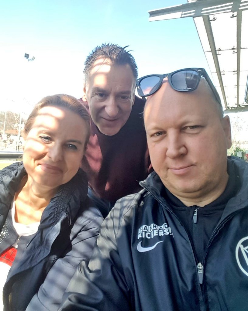 OFC_offiziell's tweet photo. Auch Torwartlegende Eike Immel wollte sich die heutige Partie nicht entgehen lassen und erzählte von Willi Konrads versuchen ihn damals unter anderem mit Jägerschnitzel zum #OFC zu locken.
#TSVEOFC #nurderOFC #kultsindwir #JägerschnitzelAblöse https://t.co/CEcXp4v3ZI