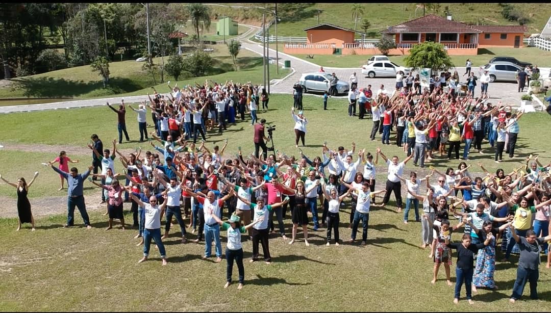 embajadaporpaz's tweet photo. Parte de las actividades del programa Hijos de la Madre Tierra, pusieron a los jóvenes en contacto con nuestra Madre Tierra. Un ejercicio que debemos hacer a diario para restablecer nuestro amor por ella. #movimientojuvenil
#Lidertransformacional
#Joveneslideres
#EMAP https://t.co/DSxBdlaYYb