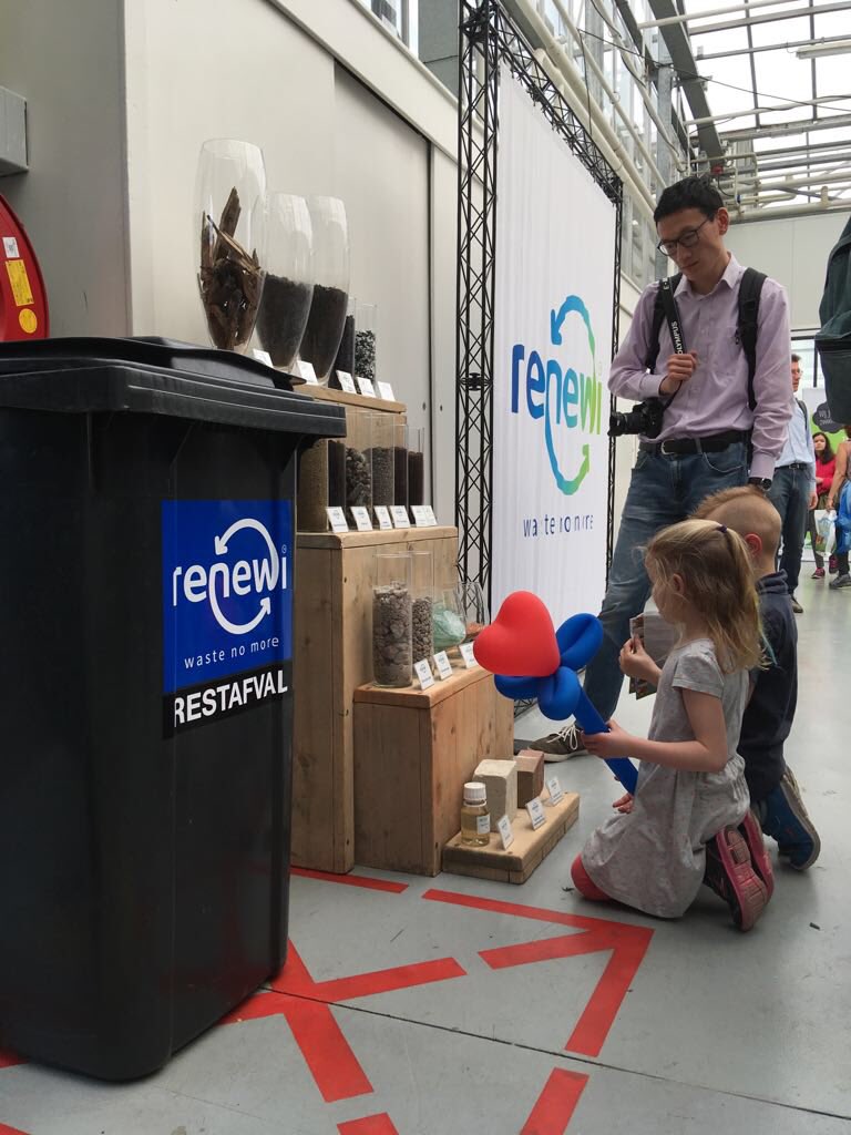 Renewi_NL's tweet photo. Ook waren we met #Renewi vandaag te bewonderen bij Kom in de Kas #Westland. Zo hebben we voorlichting gegeven over de #dodehoek en kregen bezoekers op de stand meer informatie over ons recyclingproces! #topdag #genieten https://t.co/pJzf2ocjSX
