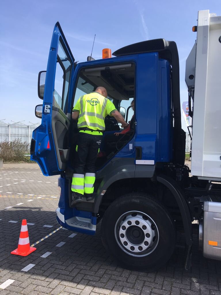 Renewi_NL's tweet photo. Ook waren we met #Renewi vandaag te bewonderen bij Kom in de Kas #Westland. Zo hebben we voorlichting gegeven over de #dodehoek en kregen bezoekers op de stand meer informatie over ons recyclingproces! #topdag #genieten https://t.co/pJzf2ocjSX