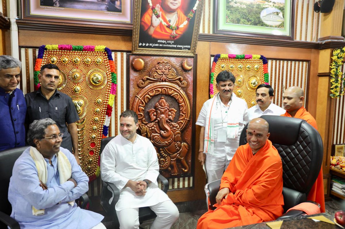 DKShivakumar's tweet photo. Along with Congress President Shri @RahulGandhi, met &amp; took blessings from Sri Sri Sri Nirmalanandanatha Swamiji, the head of Adichunchanagiri Mutt. 
#JanaAashirwadaYatre https://t.co/UBTq5bctIv