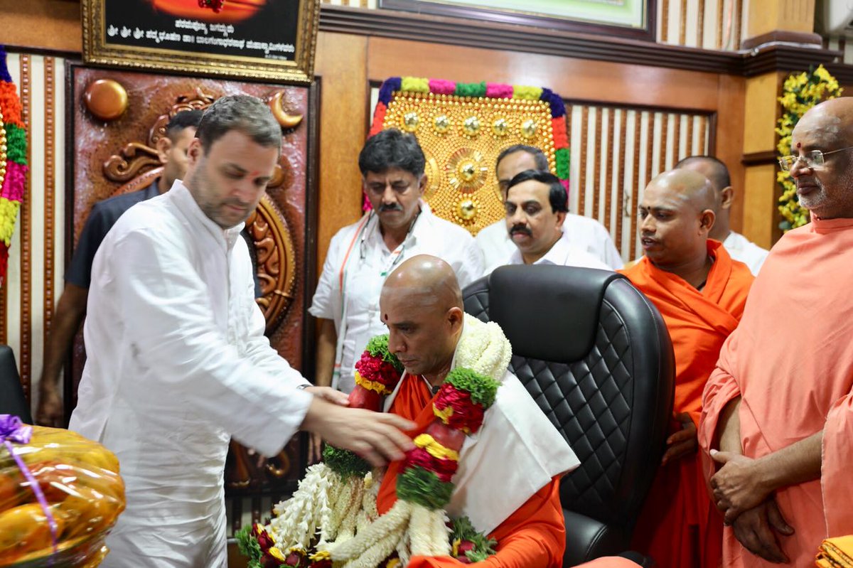 DKShivakumar's tweet photo. Along with Congress President Shri @RahulGandhi, met &amp; took blessings from Sri Sri Sri Nirmalanandanatha Swamiji, the head of Adichunchanagiri Mutt. 
#JanaAashirwadaYatre https://t.co/UBTq5bctIv
