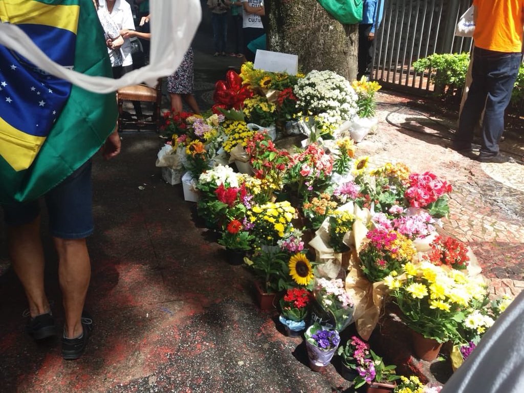 anapaulahenkel's tweet photo. Só escárnio e puro deboche vindo desse psicopata que destruiu o país. Nojo. Chega.

Fico com o BRASIL VERDE E AMARELO que hj num ato de encher os olhos foi até ao prédio da ministra Carmen Lúcia  limpar a sujeira dos bandidos, levar flores e mostrar quem realmente somos.❤️ https://t.co/jjMBSDneIh