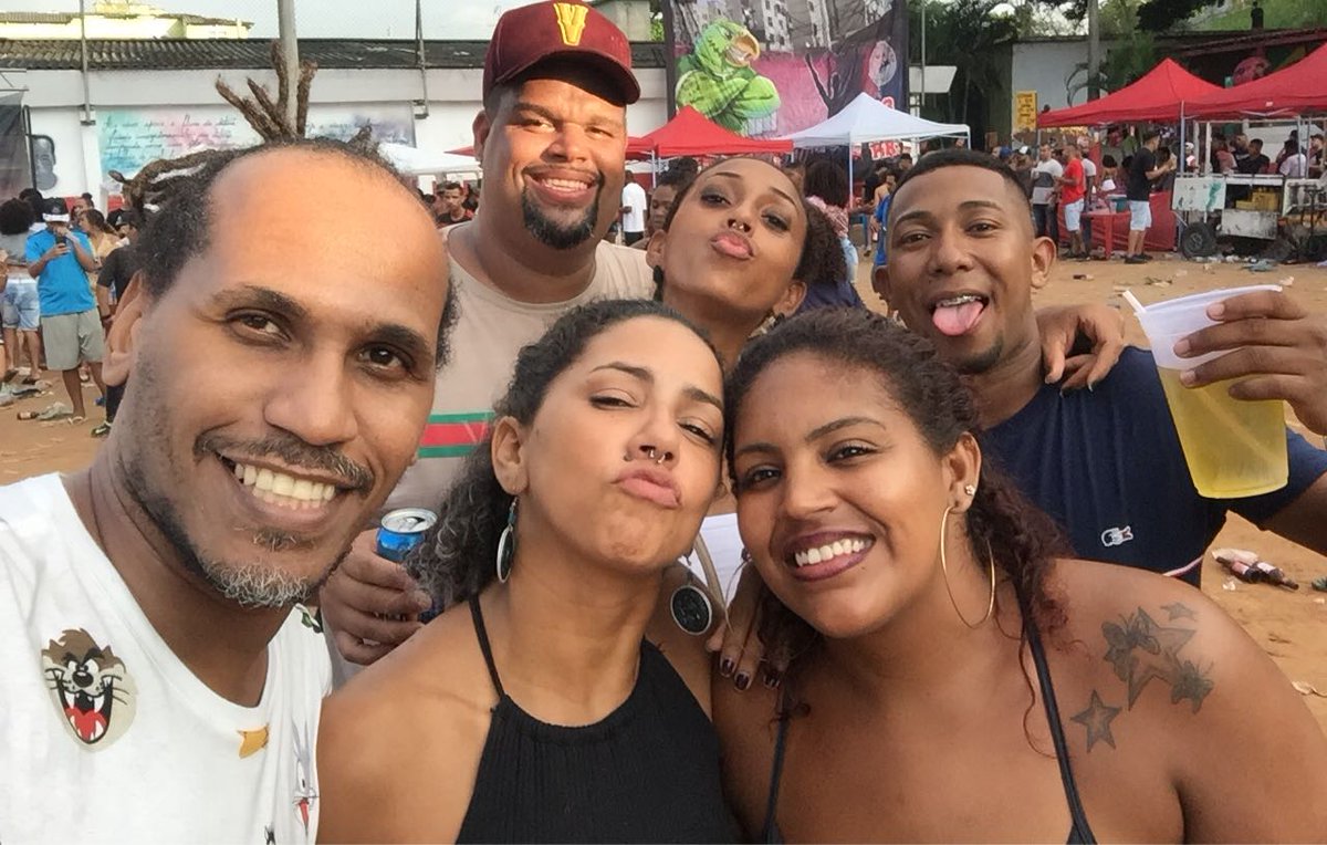 MaraLeticia's tweet photo. Japonêsinha ✌😏🍁💚💚💚
#Bailenacdd #atedemanha https://t.co/U44qxPwPNs