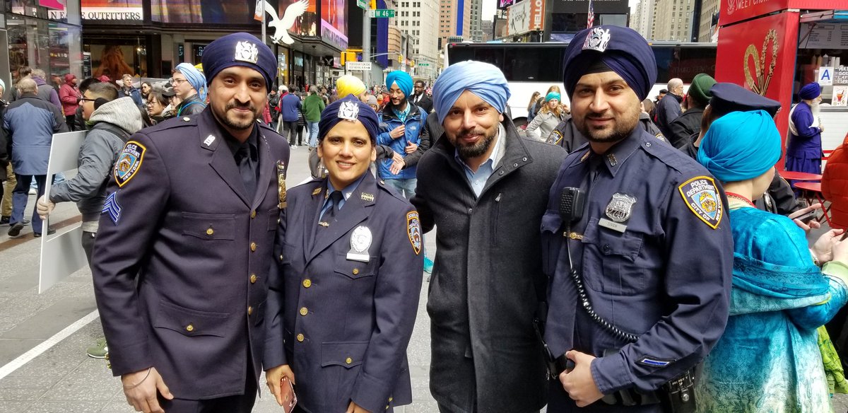mbyala's tweet photo. #TurbanDay #GunniesWorldRecord #timessquare #turbanpride #Target10001#JusPunjabiTV #NYPD #NYPDCommunity #NYPDprotecting https://t.co/tj5KvSs8rJ https://t.co/fBKelJVB8q