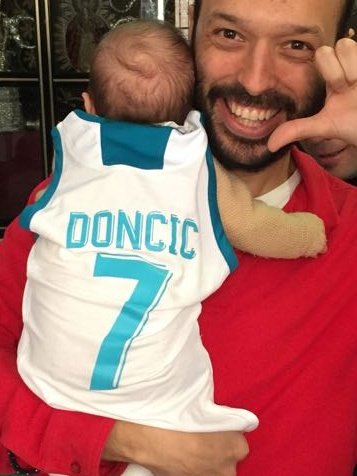 xemita3k's tweet photo. Hace escasos dos meses que llegó nuestro #WonderBoy a casa, gracias a su tito @alenieto84 por el regalazo...ahora te toca a ti @luka7doncic firmársela!! #halamadrid #basketlovers @RMBaloncesto https://t.co/naKSEuCtJA