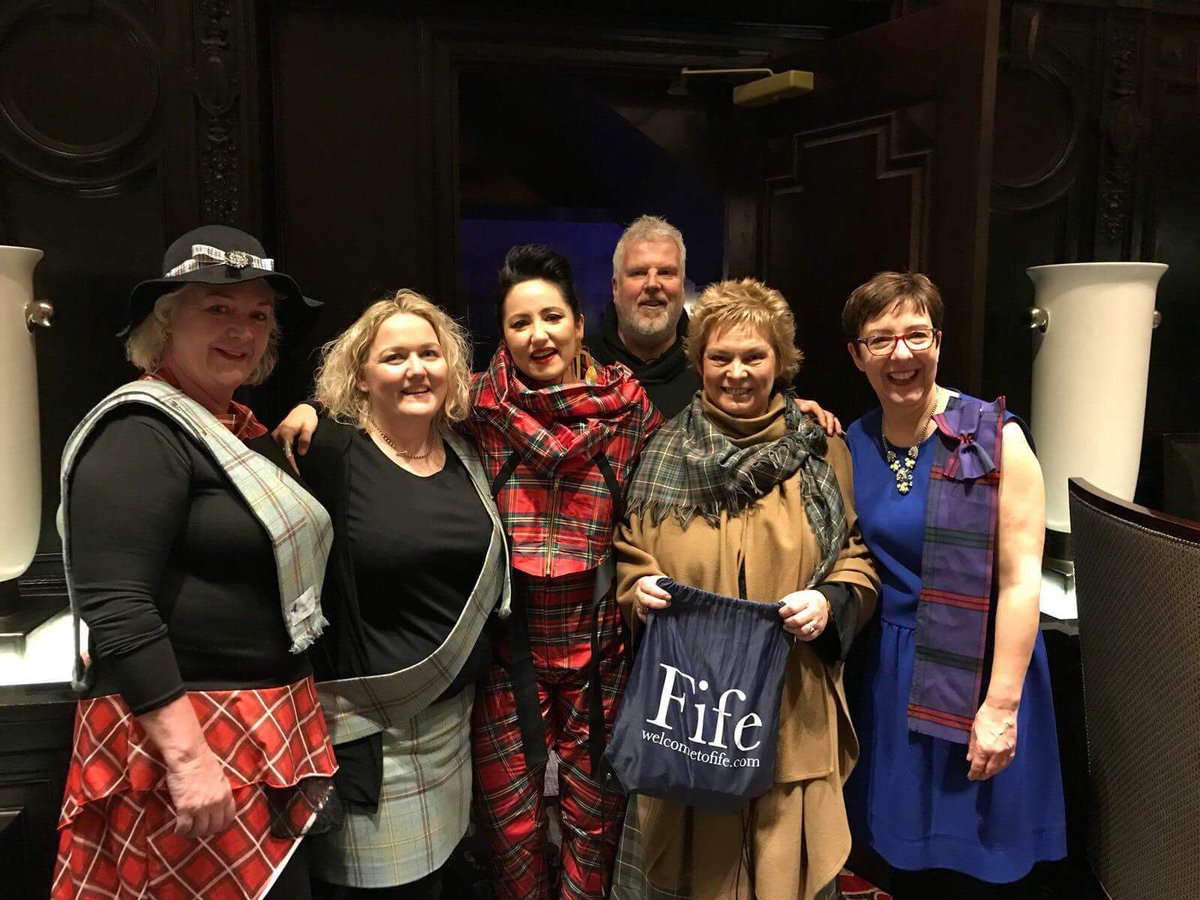 The @OutlanderFife crew at @nyctartanweek chilling with @KTTunstall 🏴󠁧󠁢󠁳󠁣󠁴󠁿🇺🇸😎💕 #ScotSpirit #loveFife #newyorktartanweek #NYCTartanWeek #newyork
