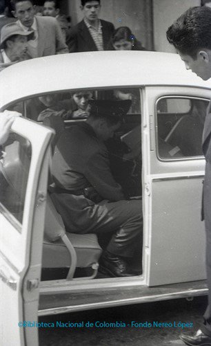 Transversal91's tweet photo. Trabajo policial | 1955-1972 | Nereo López. #MovilidadBogota #Bogotá #fotosAntiguas #Modernización https://t.co/6OMYt9cc2a