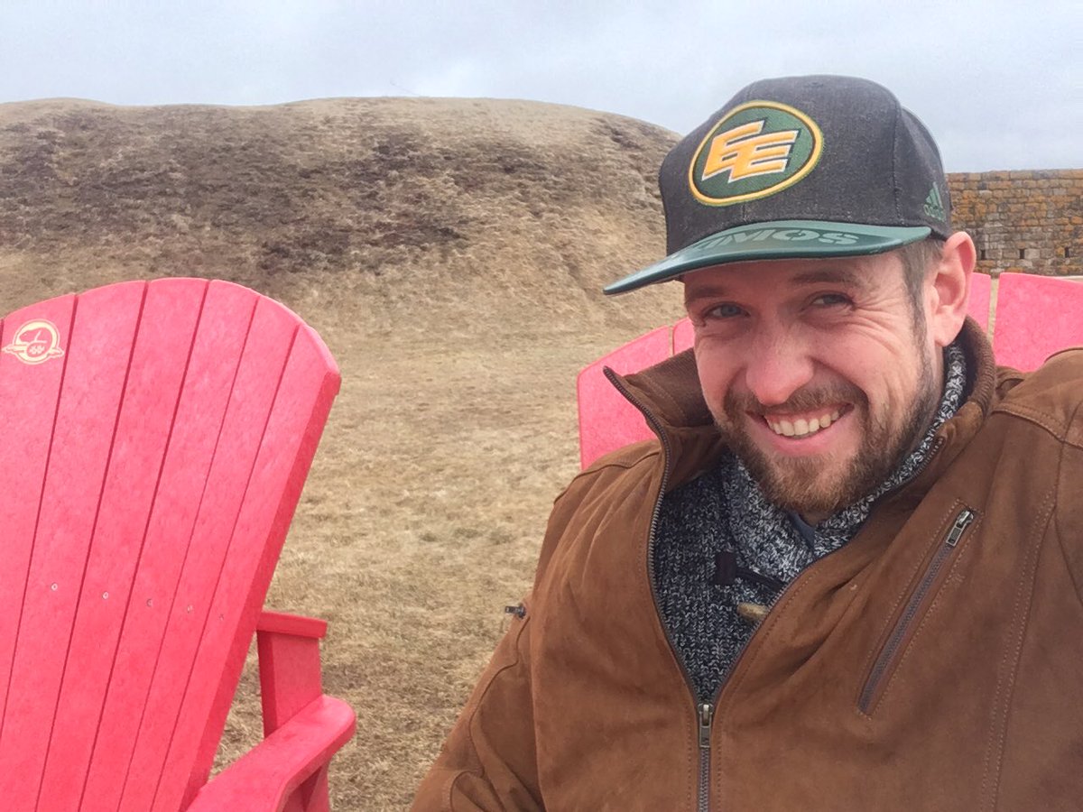 ColinMacfarla10's tweet photo. Red chair spotting isn’t the same without @KiirstiO ... still a beautiful, blustery day @ParksCanada Fort Beausejour #ShareTheChair #windsquint https://t.co/TkQdh2gbqJ