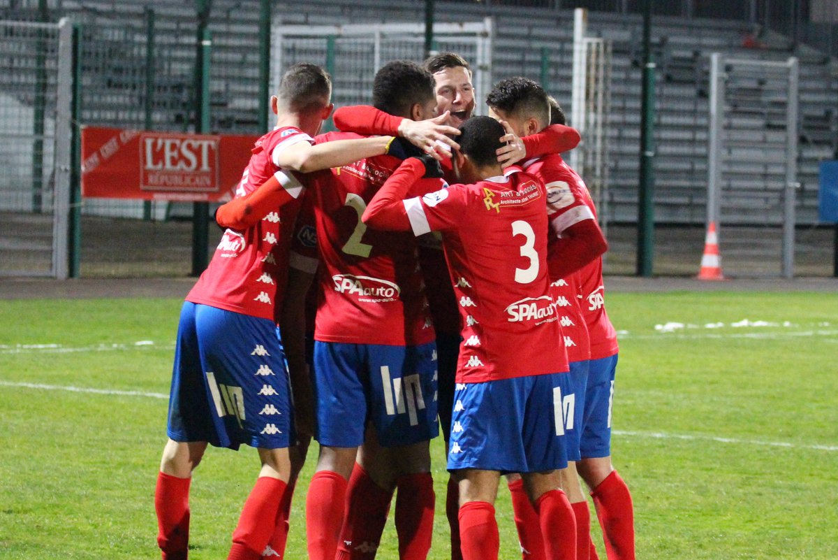 racing_besancon's tweet photo. Le Racing s'impose 2-1 sur le terrain de la réserve du @DFCO_Officiel grâce à un doublé de Mohamed Bentahar ! Bravo à nos Rouges qui font tomber une nouvelle fois le leader dijonnais ! 👍👏👏👏 #TousEnRouge #TeamRB 🔴🔵 https://t.co/ELjTttF1Dd