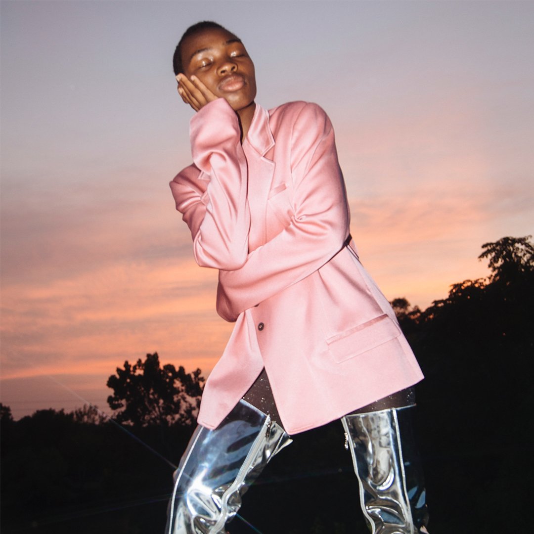 Match your outfit to the sky. Captured: a dreamy powdery pink blazer worn by #DarianYounce against a harmonious hot summer sky for #DrunkMagazine. 📷 by #JinniJ #MBFW #MercedesBenzFashion