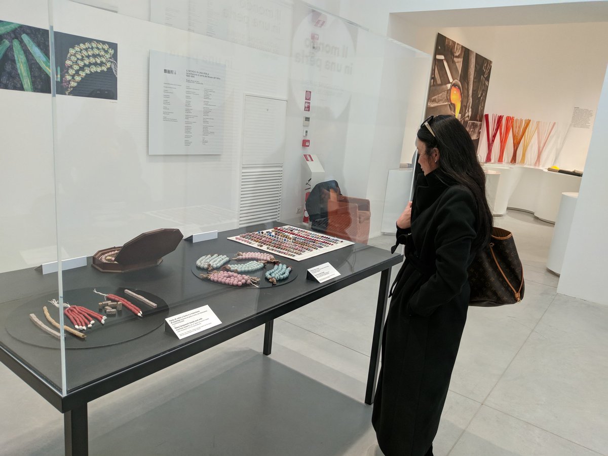 AbateZanetti's tweet photo. #ilMondoinUnaPerla è anche una mostra, allestita al Museo del Vetro. Un percorso storico e artistico in cui Abate Zanetti è protagonista, affiancando con le nostre perle anche l'esposizione delle opere realizzate dai nostri maestri e artisti. https://t.co/Ryk78tRUnW