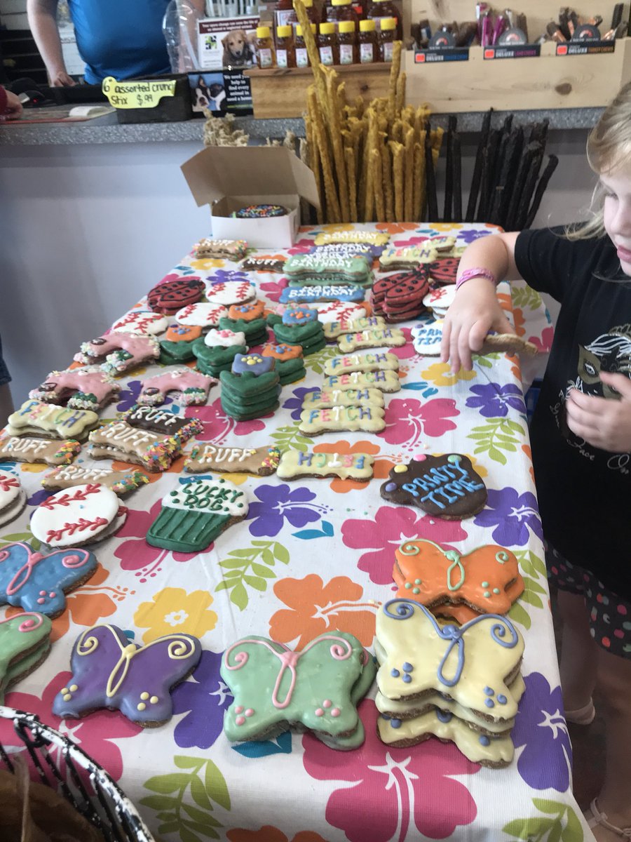 JulieTCouret's tweet photo. Precious homemade dog treats by @SignatureBonz at @JeffersonFeed https://t.co/kVBYLq7pIH