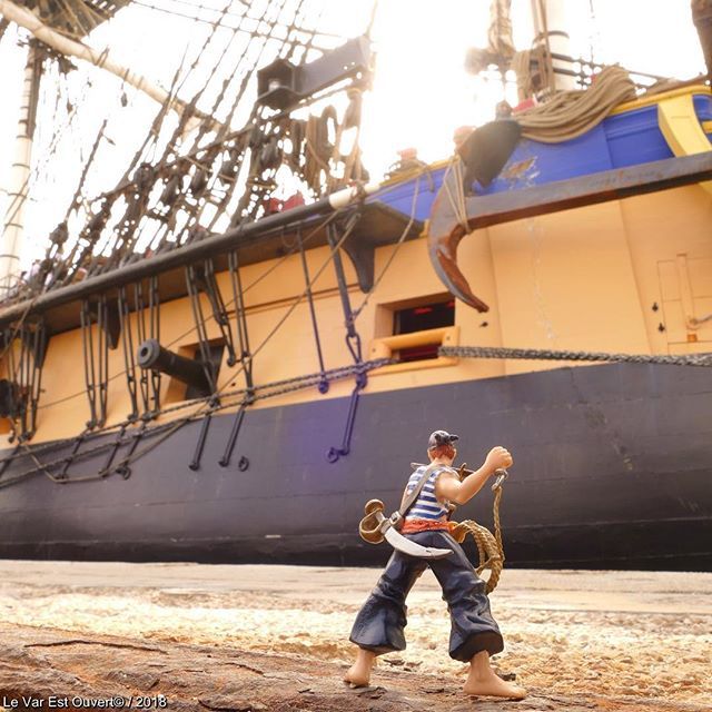 LeVar_EstOuvert's tweet photo. •
🇫🇷 - À l'abordage !...
☠️ - L'Hermione, en escale à #Toulon arimer Quai de la Corse jusqu'à demain - (Var) -
🇬🇧 - On board! ...
•
#TousÀBord #Hermione2018 #libreensemble #tallships #sailing #MonPetitMonde #figurine #pirate #bd #toyphotography #… https://t.co/MeIBPalYRw https://t.co/hvVUKZAIdf
