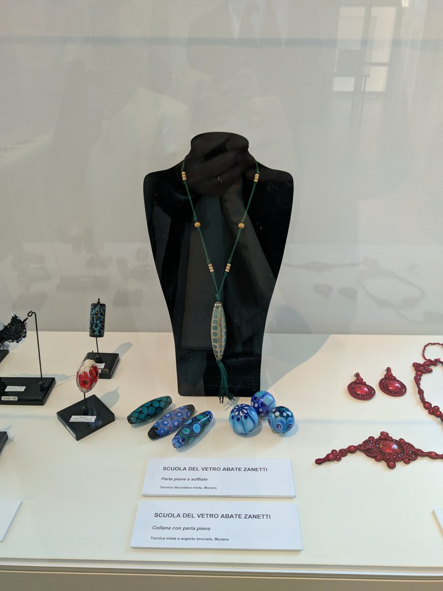AbateZanetti's tweet photo. #ilMondoinUnaPerla è anche una mostra, allestita al Museo del Vetro. Un percorso storico e artistico in cui Abate Zanetti è protagonista, affiancando con le nostre perle anche l'esposizione delle opere realizzate dai nostri maestri e artisti. https://t.co/Ryk78tRUnW