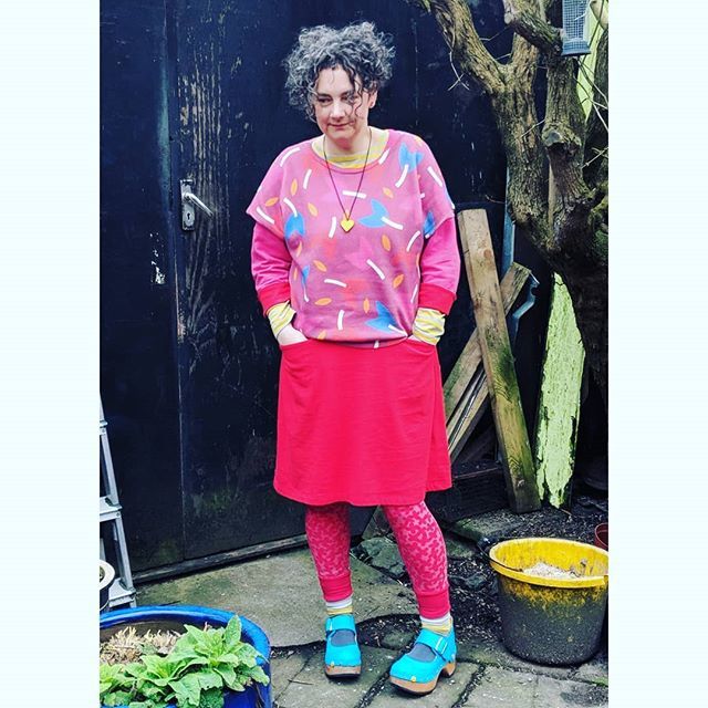 jackieloveclogs's tweet photo. Out of shot Doris and Dolly the #hens are weeding the path.... great #gardeners
#weekendclogoutfit #outsidetheworkshop #weekendoutfit #floweronebar #clogs #jackielovesclogs #cloglove #designermaker #shoelove #shoeaddict #cuteshoes #happyfeet #handmadeby… https://t.co/mBnhGndx0L https://t.co/rAJOshB4ME